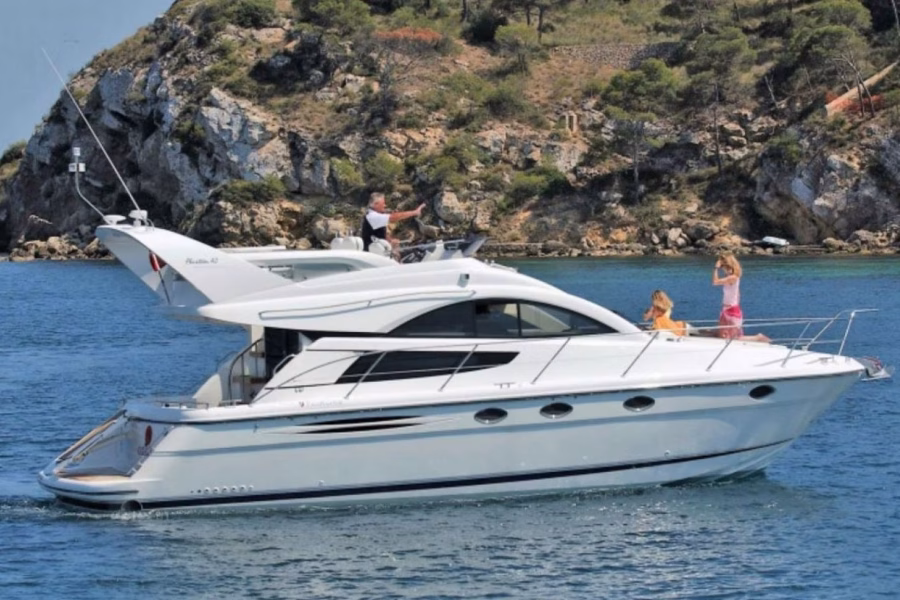 YACHT