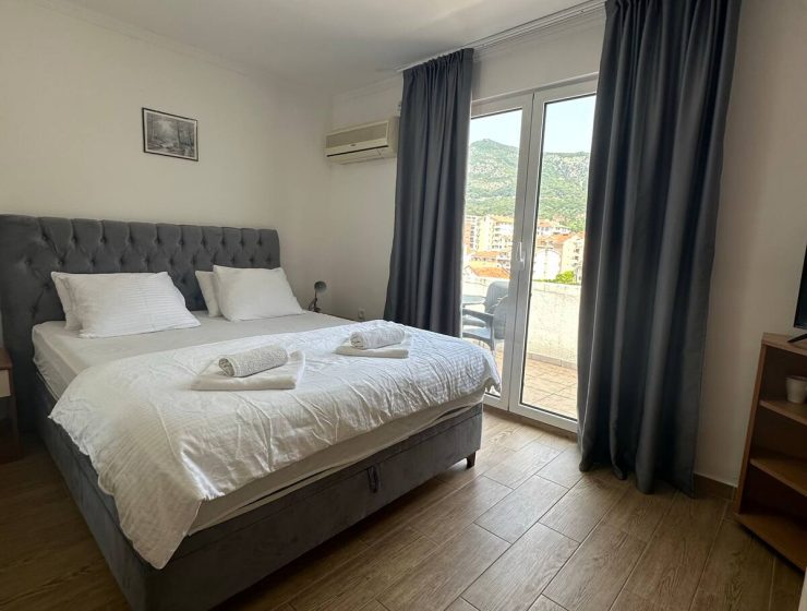 Private Studio ideal for Couples with Terrace, Budva