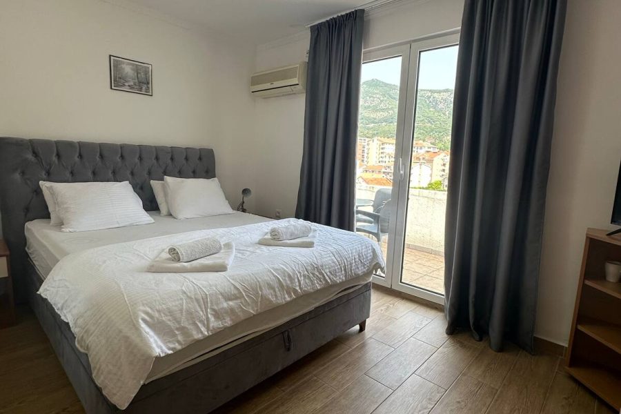 Private Studio ideal for Couples with Terrace, Budva