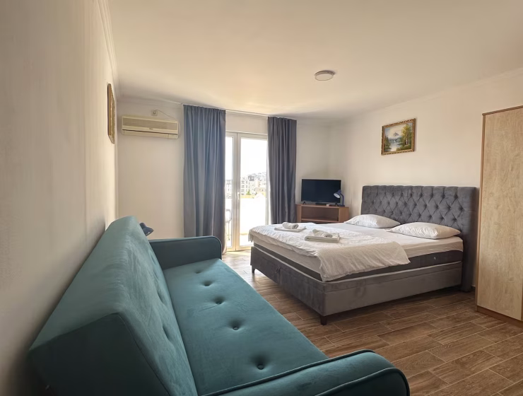 Turquoise Studio with Terrace, Budva