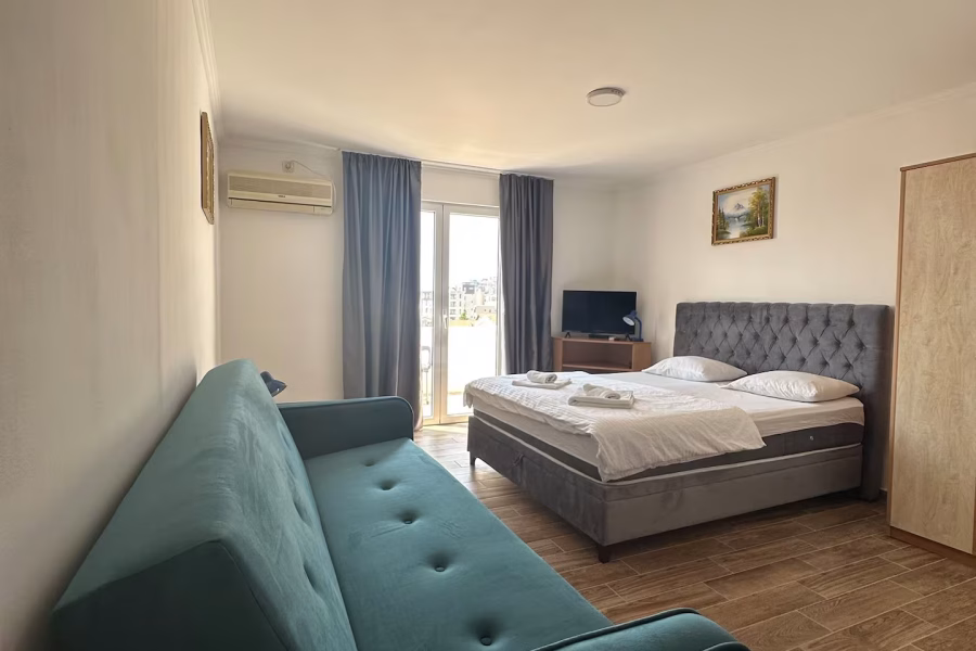 Turquoise Studio with Terrace, Budva
