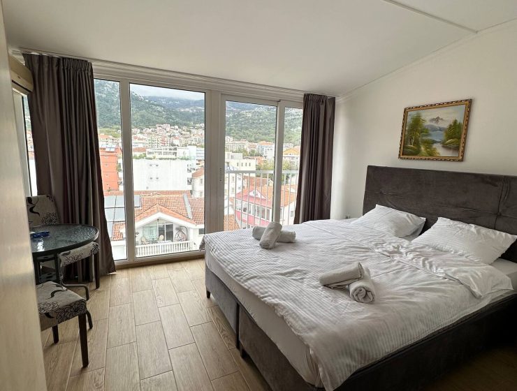Private Studio ideal for Couples with French Balcony, Budva