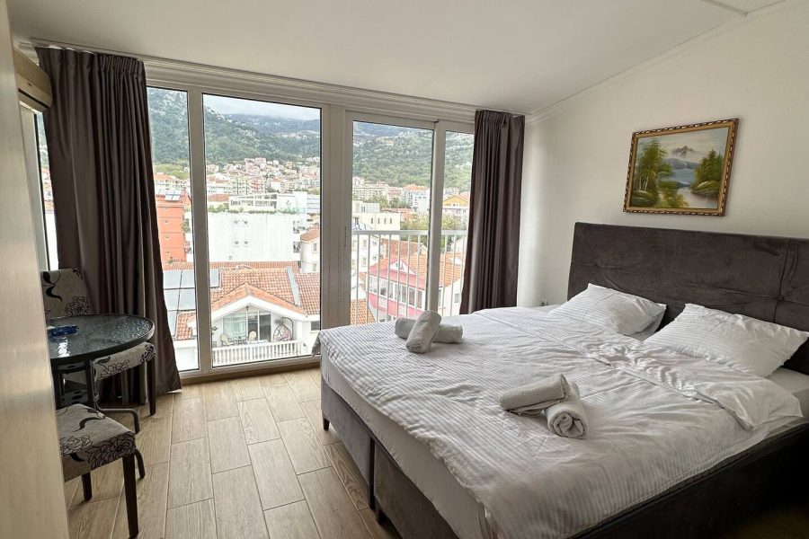 Private Studio ideal for Couples with French Balcony, Budva